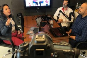 fabiola costa fala sobre autodesenvolvimento durante gravação de podcast