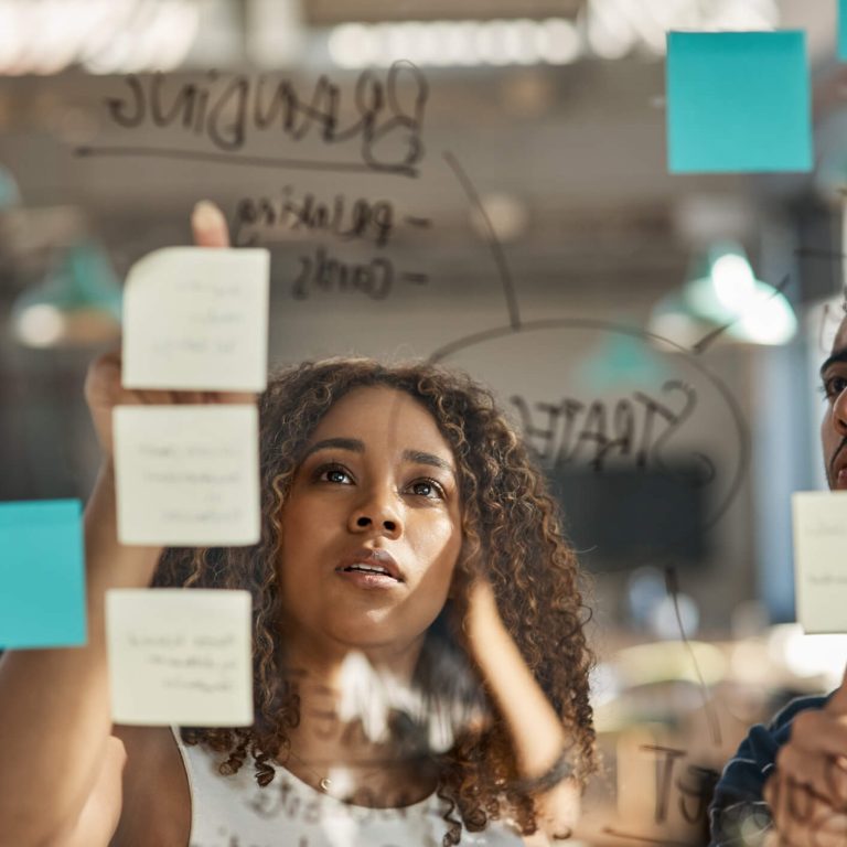 Promova a qualidade de vida no trabalho planejando a jornada do colaborador