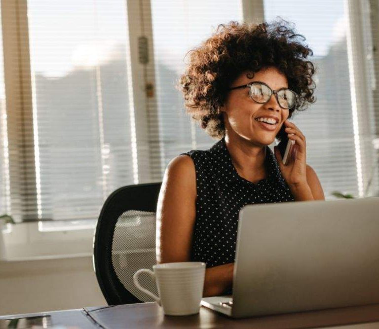 recrutadora realiza entrevista por telefone durante trabalho remoto