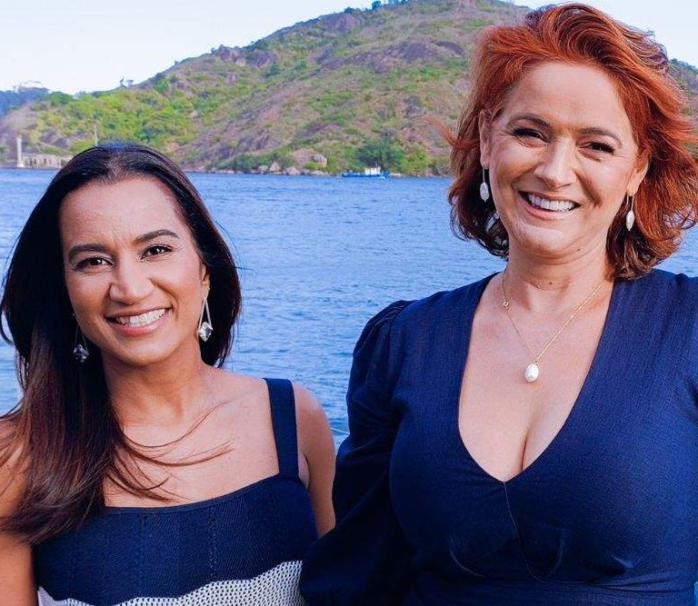 catia horsts e jaciara pinheiro durante a cerimônia de lançamento do anuário do iel