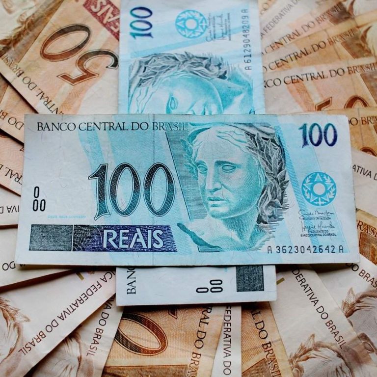 várias cédulas de 50 e 100 reais