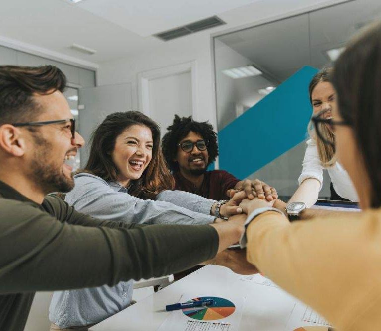 grupo comprometido no ambiente de trabalha representa o engajamento da equipe