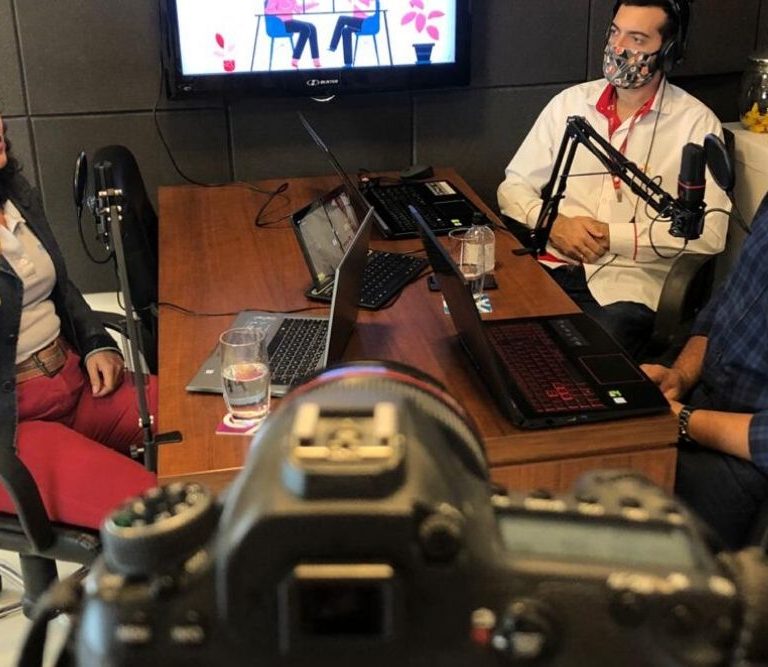 fabiola costa fala sobre autodesenvolvimento durante gravação de podcast