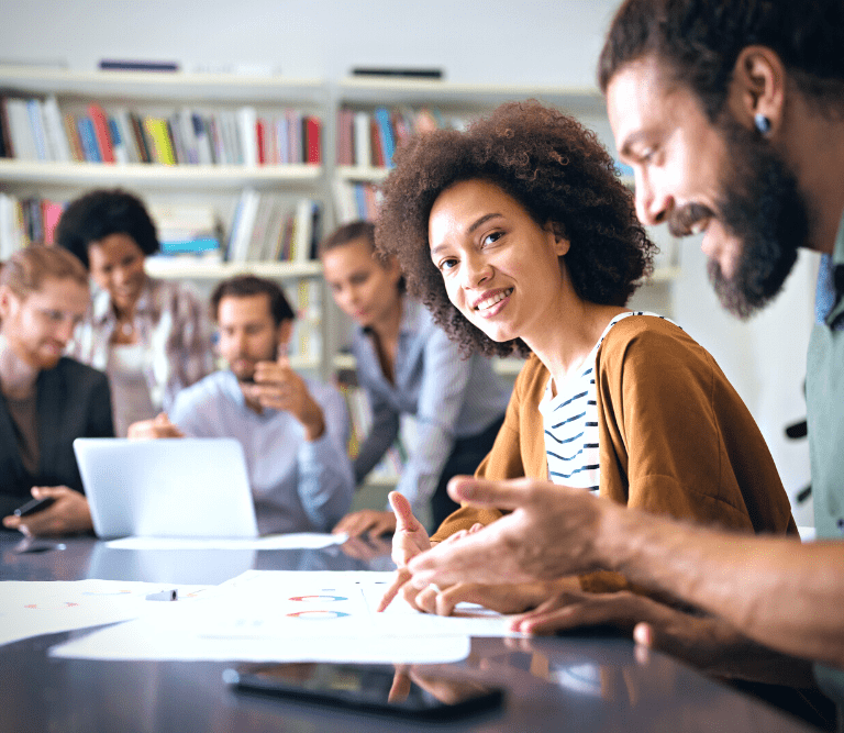 gerir equipes multidisciplinares é um desafio. Uma equipe diversa de profissionais ilustra o post