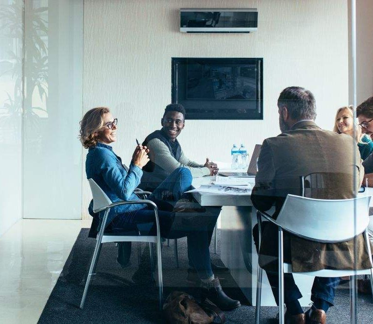 pessoas em torno de uma mesa representando a reunião de um cvonselho consultivo