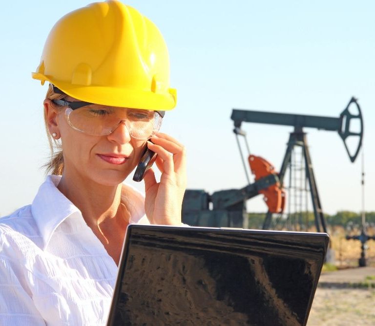 mulher trabalha na indústria da mineração representando a inclusão de gênero no setor