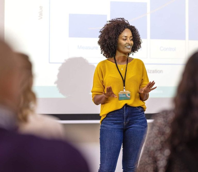 mulher negra ministra treinamento para exemplificar a importância dos indicadores de treinamentos
