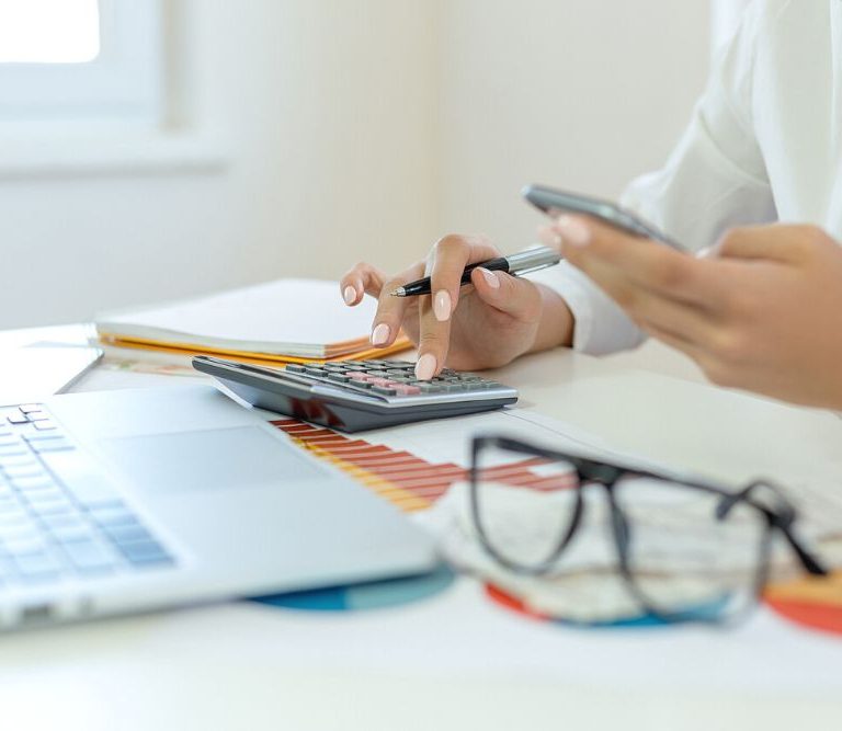 profissional de RH calculando o orçamento para treinamento da sua empresa