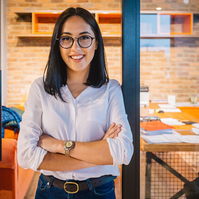 uma mulher sorrindo sorrindo e com semblante confiante represeta o líder facilitador