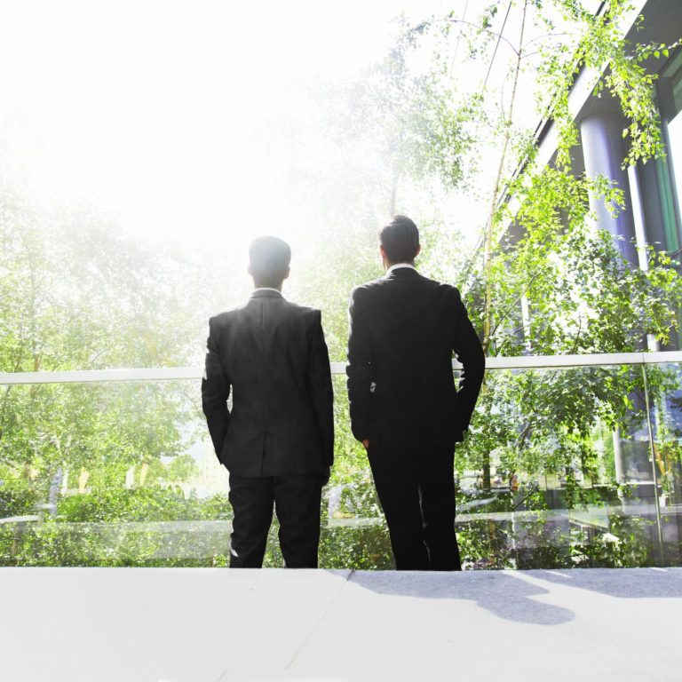 Duas pessoas olhando através da janela