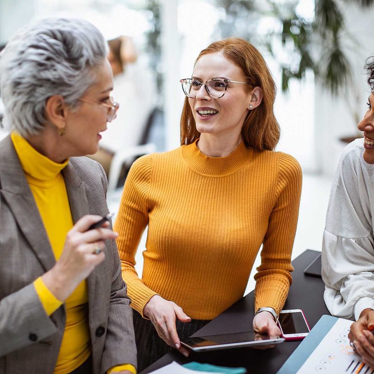 Pessoas dialogando Hiring bonus