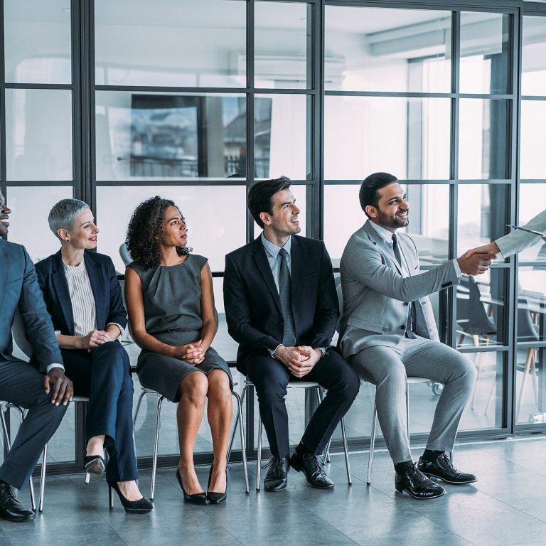 Grupo de pessoas em uma reunião