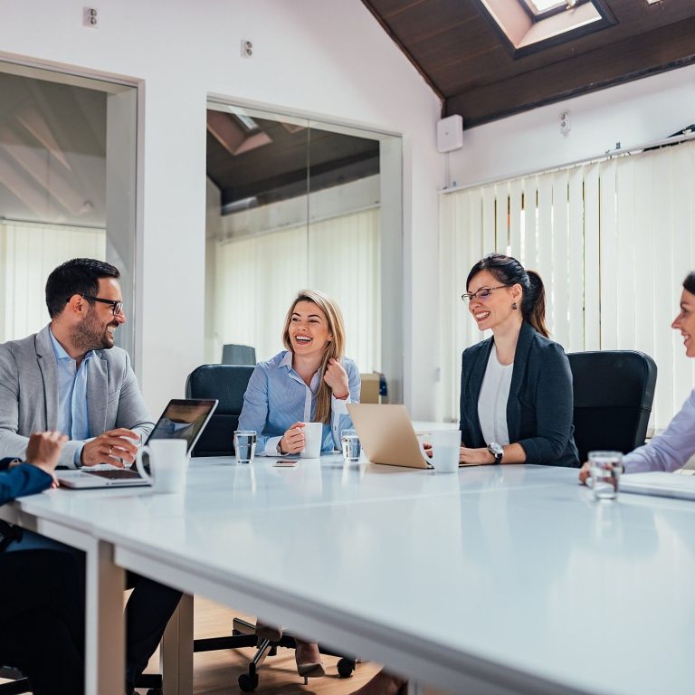 Reskilling e upskilling são estratégias que as empresas podem adotar para se diferenciar no mercado.