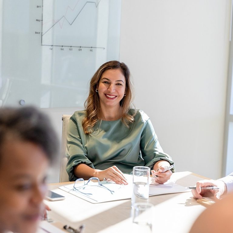 executiva sorrindo no ambiente de trabalho representa a liderança emocional desenvolvida