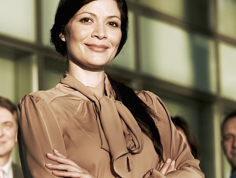 mulher confiante representa o empowerment na empresa