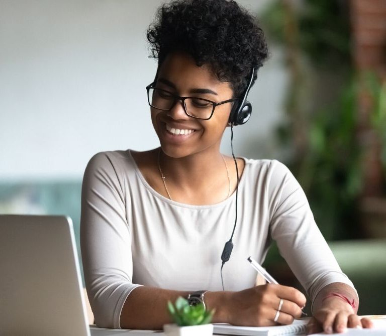 jovem negra feliz executando trabalho remoto a partir da sua casa