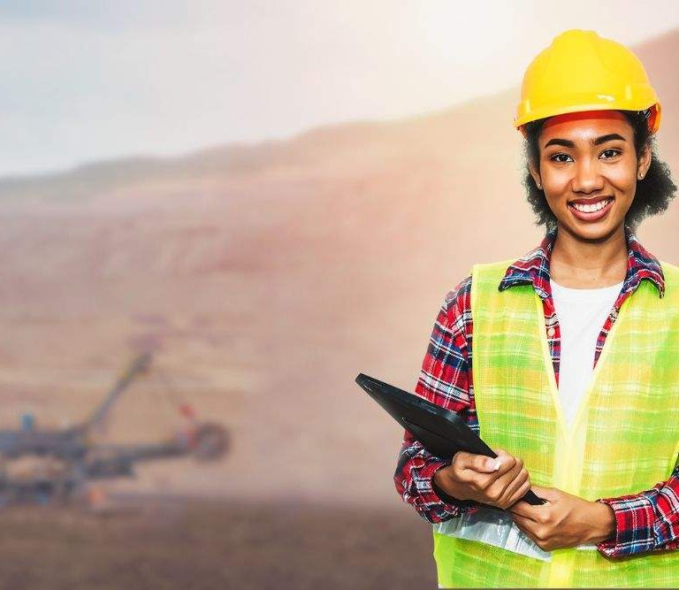 mulher com uniforme de trabalho e capacete em atividade profissional simulando vagas na orica